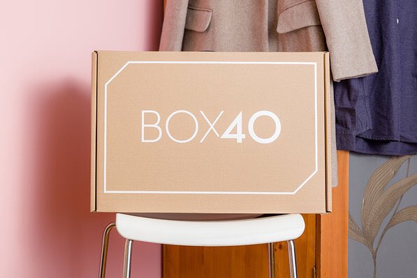 Heute haben die ersten BOX40-Styles die Kunden erreicht. Magisches Gefühl! 🤗 Irre Teamleistung! ❤️ Tolles allererstes Feedback! 🙌 Ab jetzt ist <a href="/box40_de/">BOX40</a> für Männer live in DE &amp; AT. Also direkt mal unverbindlich ausprobieren: box40.de 🙏