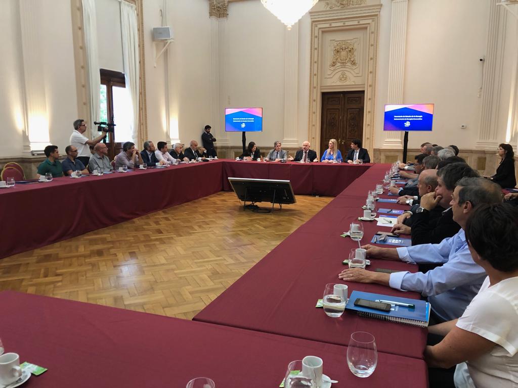 GeeseVeronica's tweet image. #BioBus #biodiesel un mercado provincial de biodiesel 🍃 ES POSIBLE, vamos a trabajar con los privados porque tiene beneficios ambientales, económicos y sociales, el campo y la industria aportando soluciones 👏👏💚m.lacapital.com.ar/economia/santa…