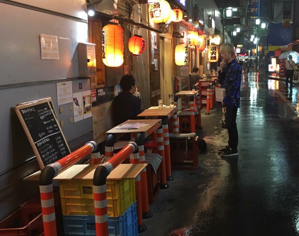 お鯛 バリケードのテーブル 高円寺駅付近の高架下飲み屋さんが連日テーブルを出して道を占有していた事から杉並区は道にテーブルを広げられないようにバリケードを設置 しかし転んでもただでは起きない高円寺 バリケードをテーブルの脚がわりにして