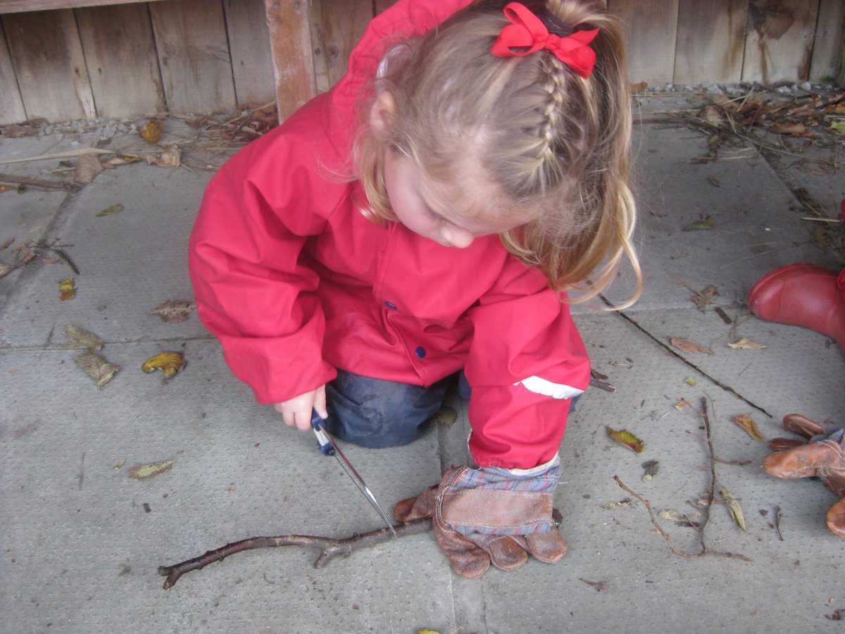 ysgolbrynhedydd's tweet photo. #YBHForestschool super safe using tools, learning and developing new outdoor skills Bendigedig pawb. #YBHReception #outdoorlearning #safeuseoftools https://t.co/gAO3285xIN