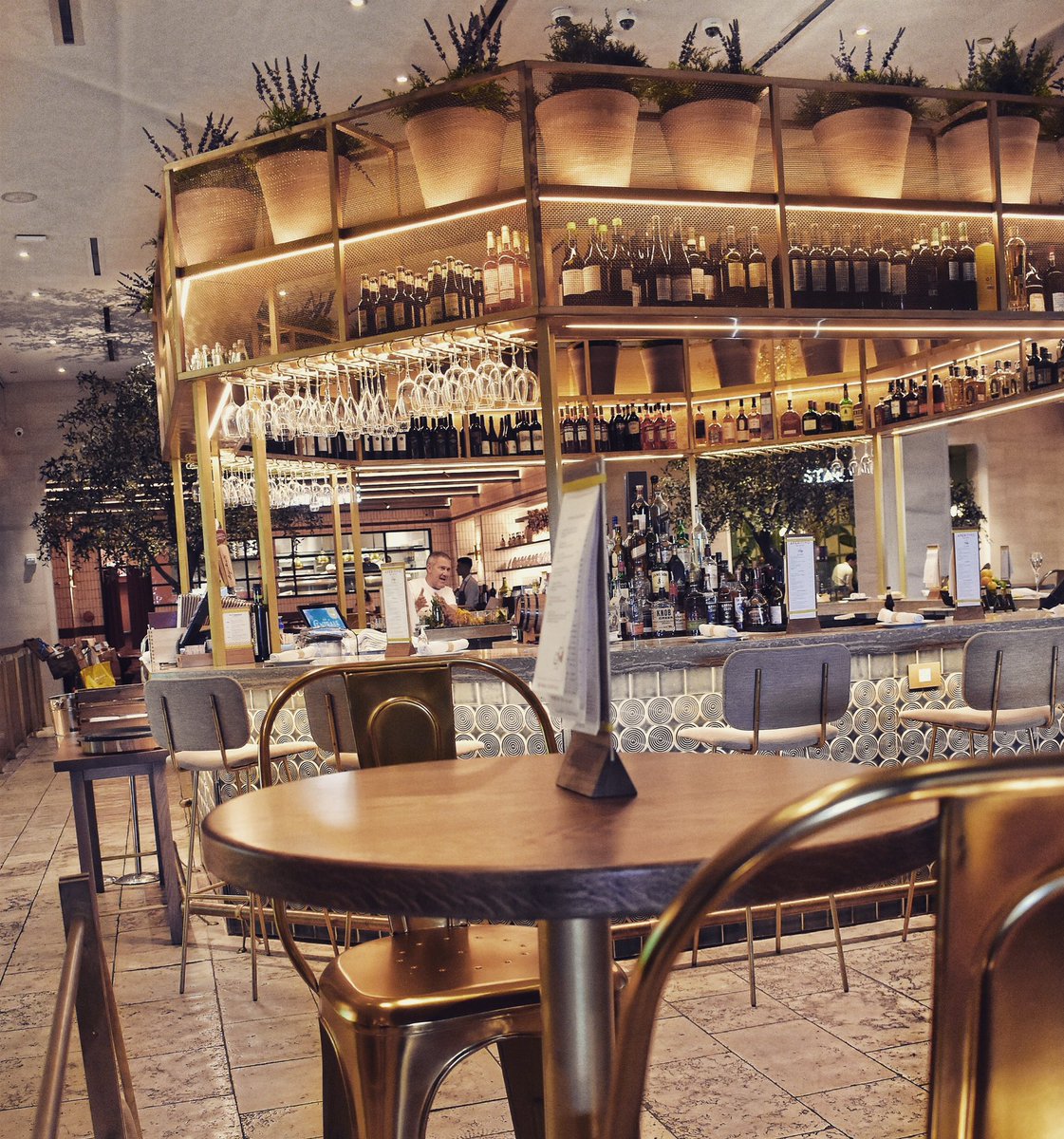 We have this thing for food halls... @lacentralemiami is Miami's premier Italian food hall, a 40,000 square foot gastronomic Italian inspired emporium. Pin drop this food hall as part of your next visit to Miami🍝 ✨Visit our IG page for more details—BOB✨#Miami