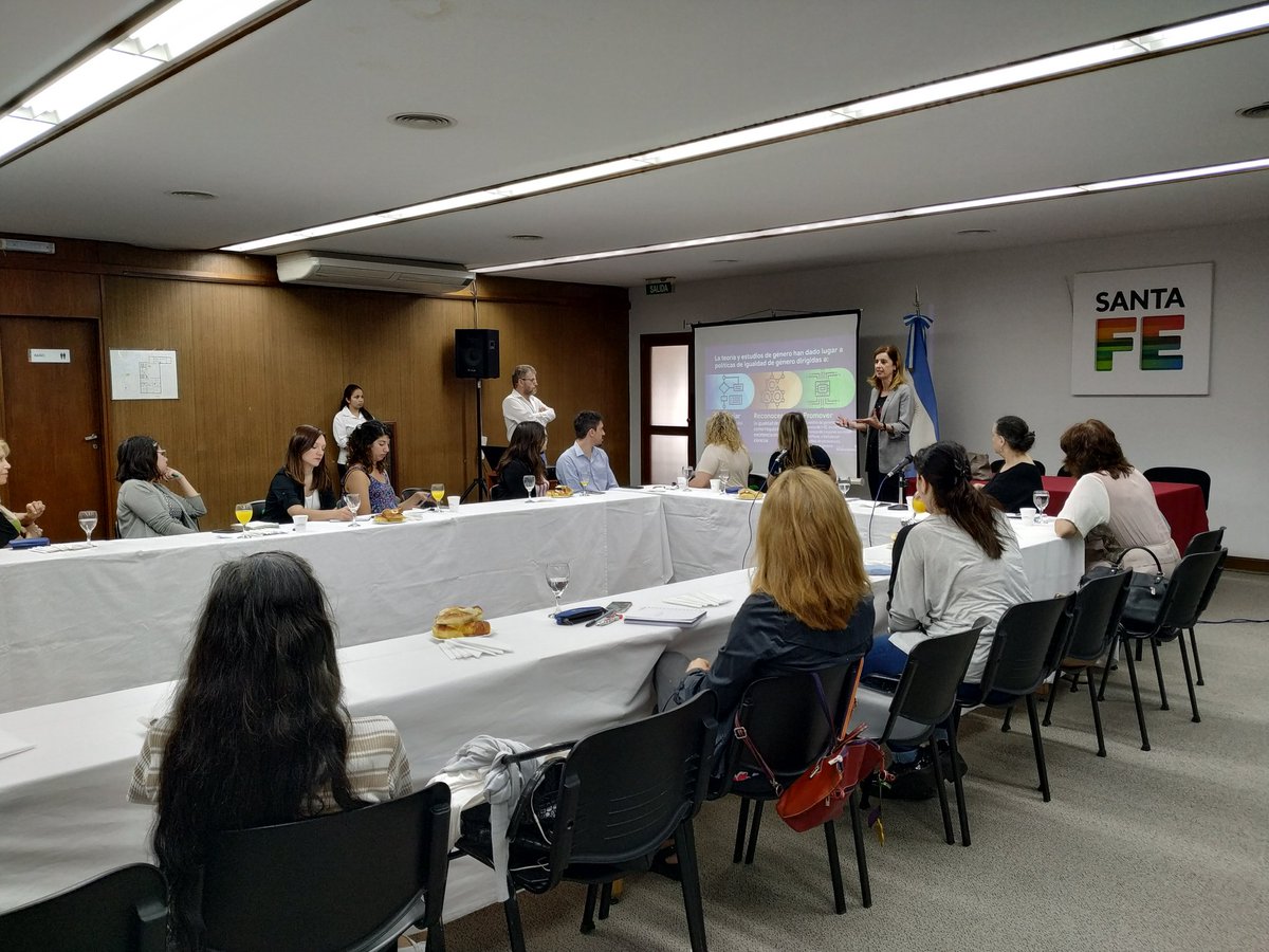 erica_hynes's tweet photo. Muy buenos aportes de los y las participantes a nuestro networking feminista. Seguimos avanzando desde Santa Fe por una mejor ciencia 🙌
#ProgramaDeGenero #MujeresEnCiencia https://t.co/SpGiCzmNfx