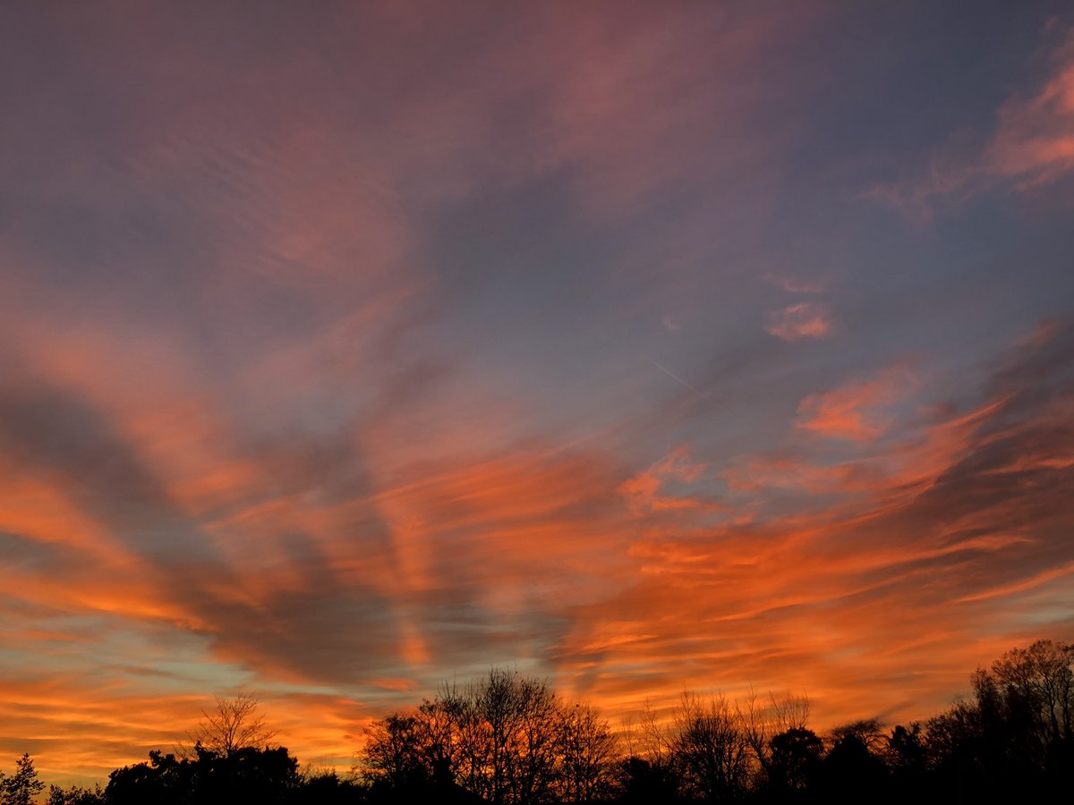 SallyOutram's tweet image. WOW!! Just look at the sky this evening! #Retford #Bassetlaw @JonMitchellITV @StormHour BEAUTIFUL!