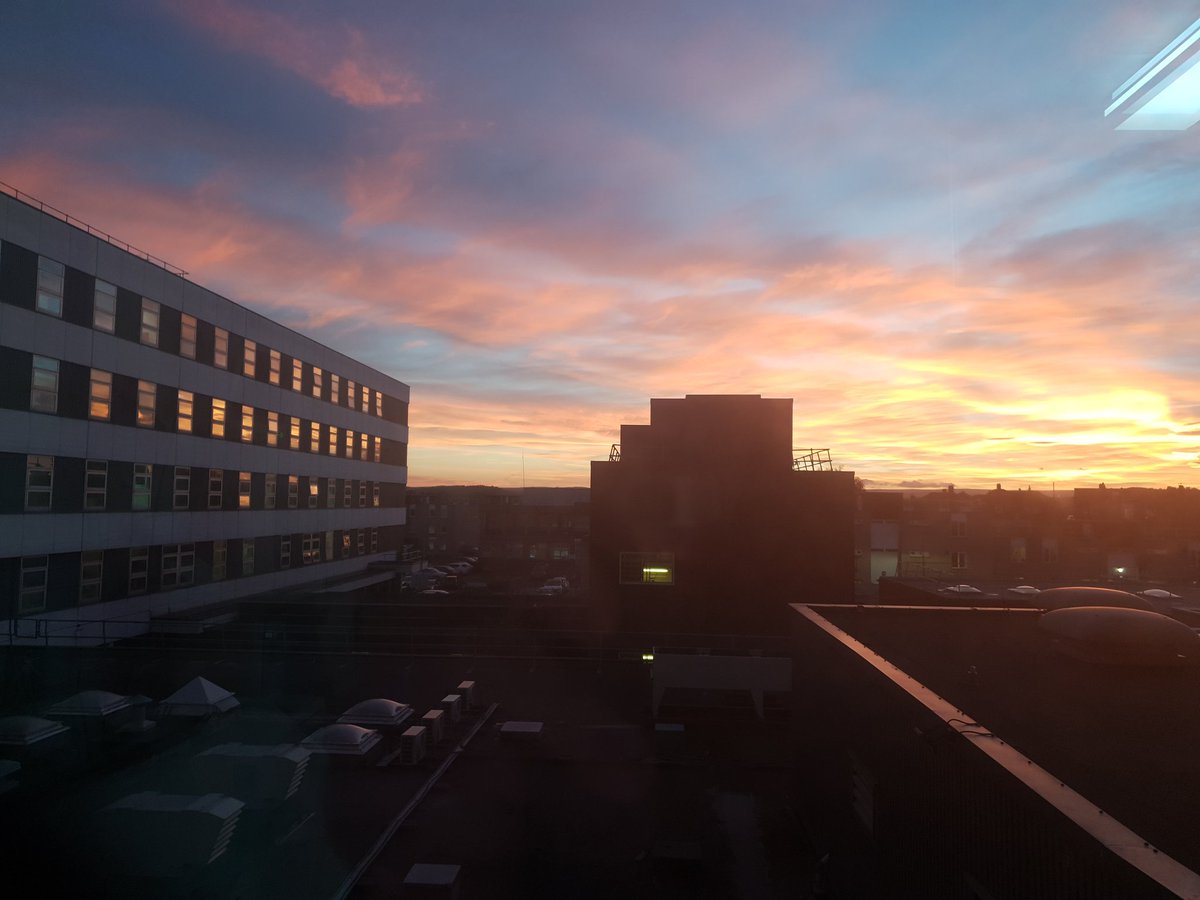 tvwriterlynn's tweet photo. @barnshospital The fabulous sunset as seen from AMU 😍 https://t.co/NcGNdDMHfy