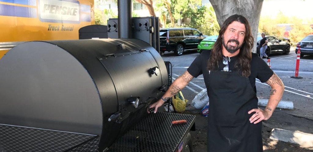 Foo Fighters’ Dave Grohl cooks BBQ for firefighters battling California wildfires on a Lang!!!!   Dave the firefighters must really appreciate all your help!!