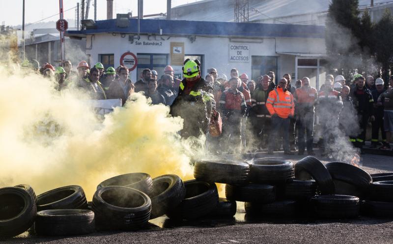 📸FOTOS | Quema de neumáticos frente a la planta de #Alcoa en #Avilés 
elcomercio.es/economia/traba…