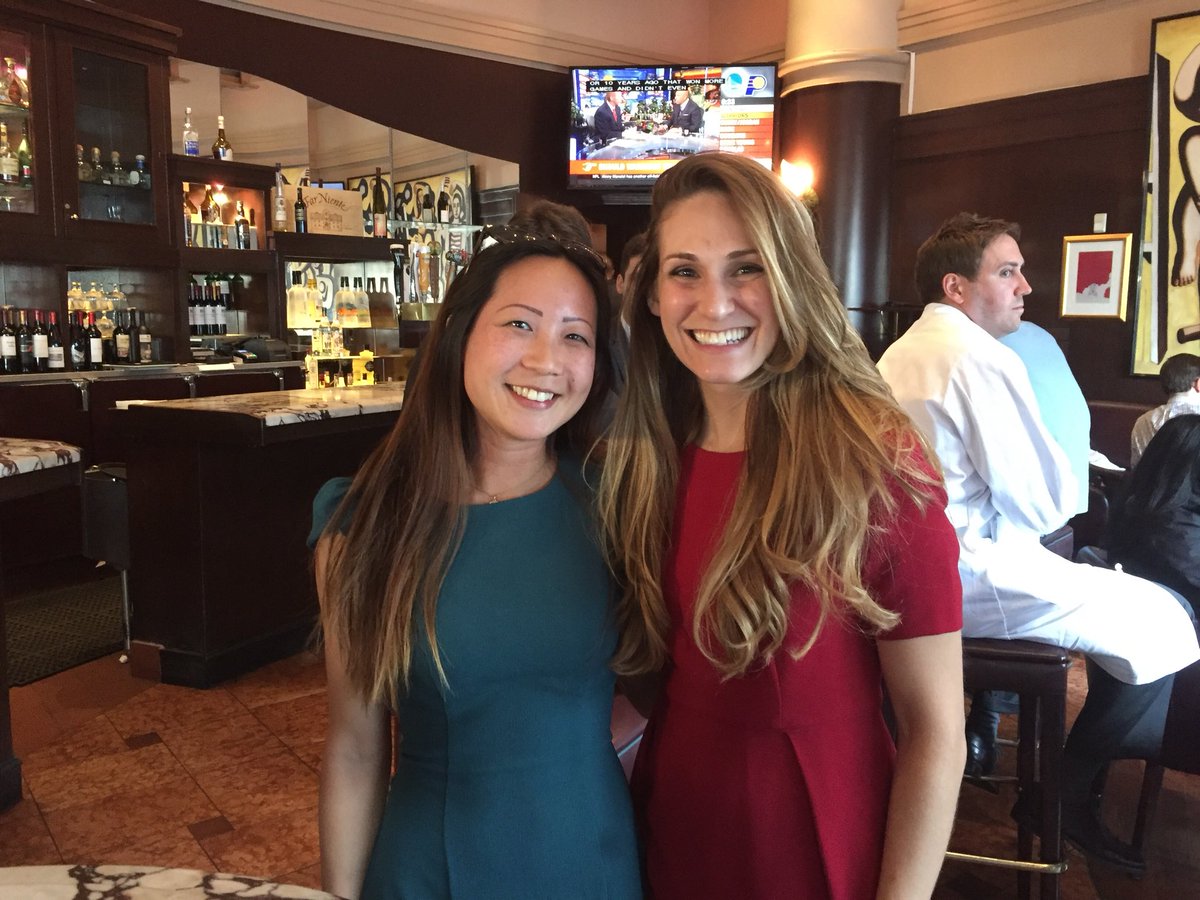 2/5 Jess Chang PGY4 and Gina Farias-Eisner PGY5 have lunch with our #plasticsurgeryresidency #interviewees. Gina is a budding #handsurgeon!

#uclapsrctakeover #psrctakeover #psrc2019 #plasticsurgery #academicplasticsurgery #WelcometoLA #madeinla #humpday