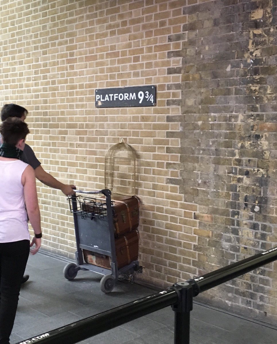 中銀カプセルタワー、内部がらせん階段構造になってるから、ホグワーツ魔法学校に行く列車が出るプラットホームよろしく、部屋の階数が9と2/3階的なことになってる。