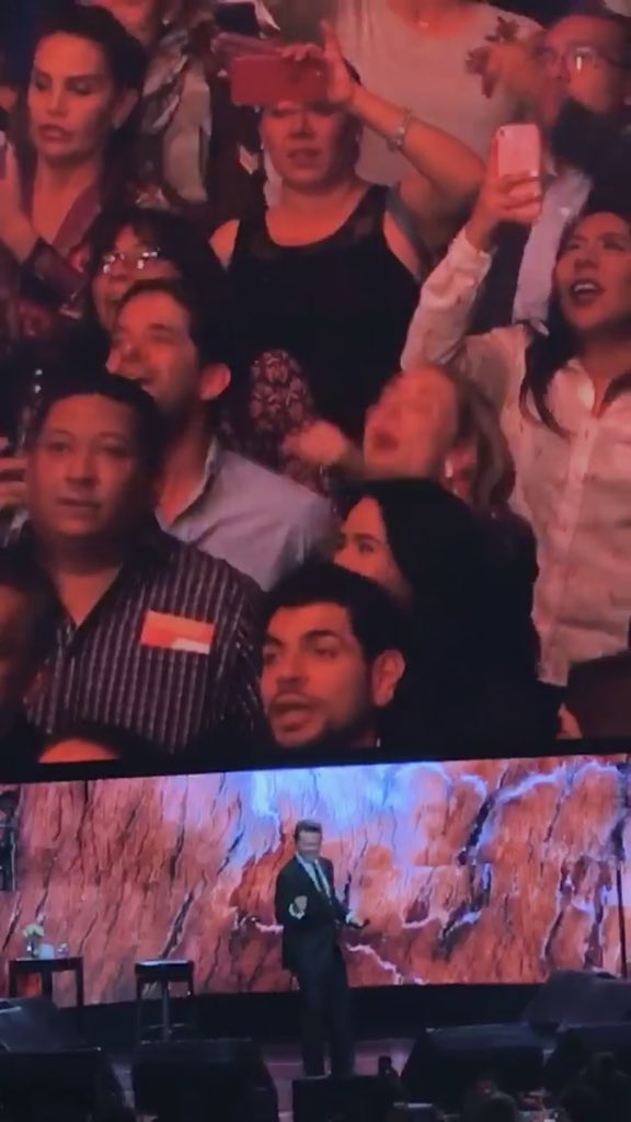 PaaoPs's tweet photo. Ayer en el concierto salí en la pantalla. ¿CUENTA COMO SUBIRSE AL ESCENARIO CON LUISMI BEBÉ VERDAD? https://t.co/YTezfPDipr