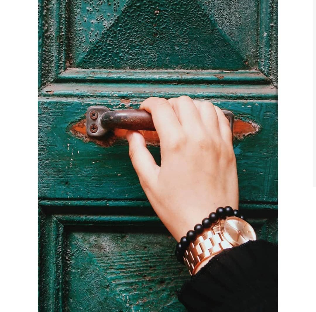 "Ben senden başkasına kapı nasıl açılır bilmiyorum." dedi kadın. 
"Bende senden başkasının kapısı nasıl çalınır bilmiyorum." dedi adam.