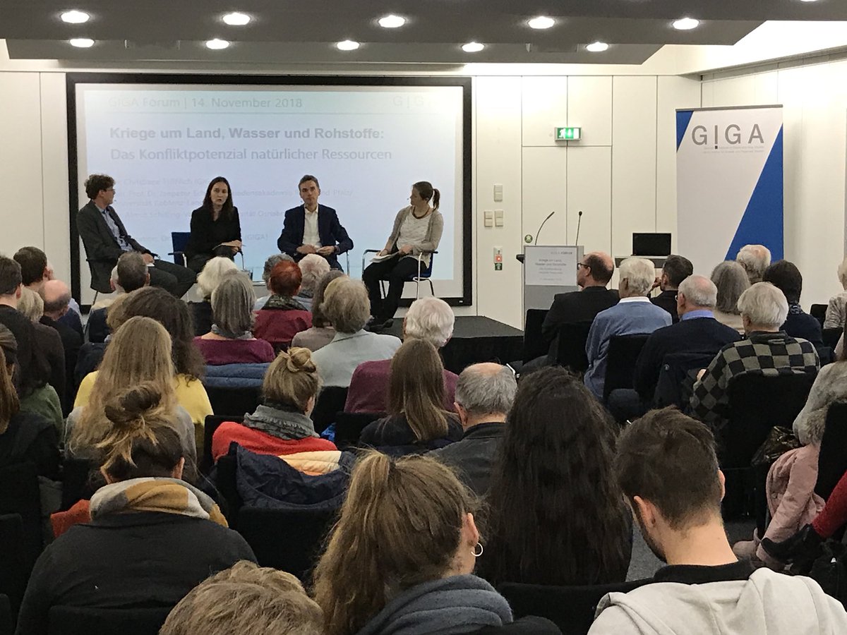 GIGA_Institute's tweet photo. Full house at tonight’s GIGA Forum on #ResourceConflicts. Our researchers Christian von Soest & Christiane Fröhlich discuss “Wars for Land, Water, and Commodities” with Almut Schilling-Vacaflor @UniOsnabrueck & Janpeter Schilling @unikold: https://t.co/dbwAbWz7Q0 @PolitKonflikt https://t.co/ZMBrhFnlrE