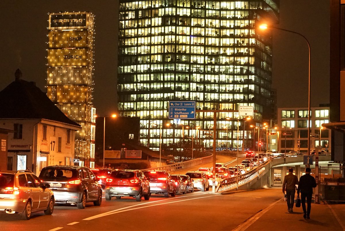 adikaelin's tweet photo. So kann ich Weihnachtsbeleuchtung gerade noch ertragen ,-) #FreitagTower https://t.co/uvazoVfcZM