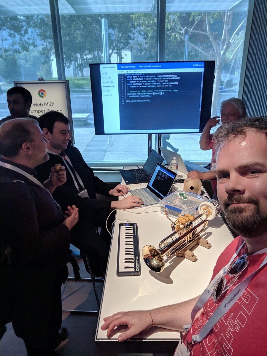 denladeside's tweet image. Super popular #WebMIDI trumpet demo booth by @UriShaked at #ChromeDevSummit /cc @kennethrohde @reillyeon