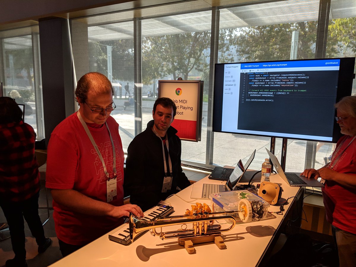 denladeside's tweet image. Super popular #WebMIDI trumpet demo booth by @UriShaked at #ChromeDevSummit /cc @kennethrohde @reillyeon
