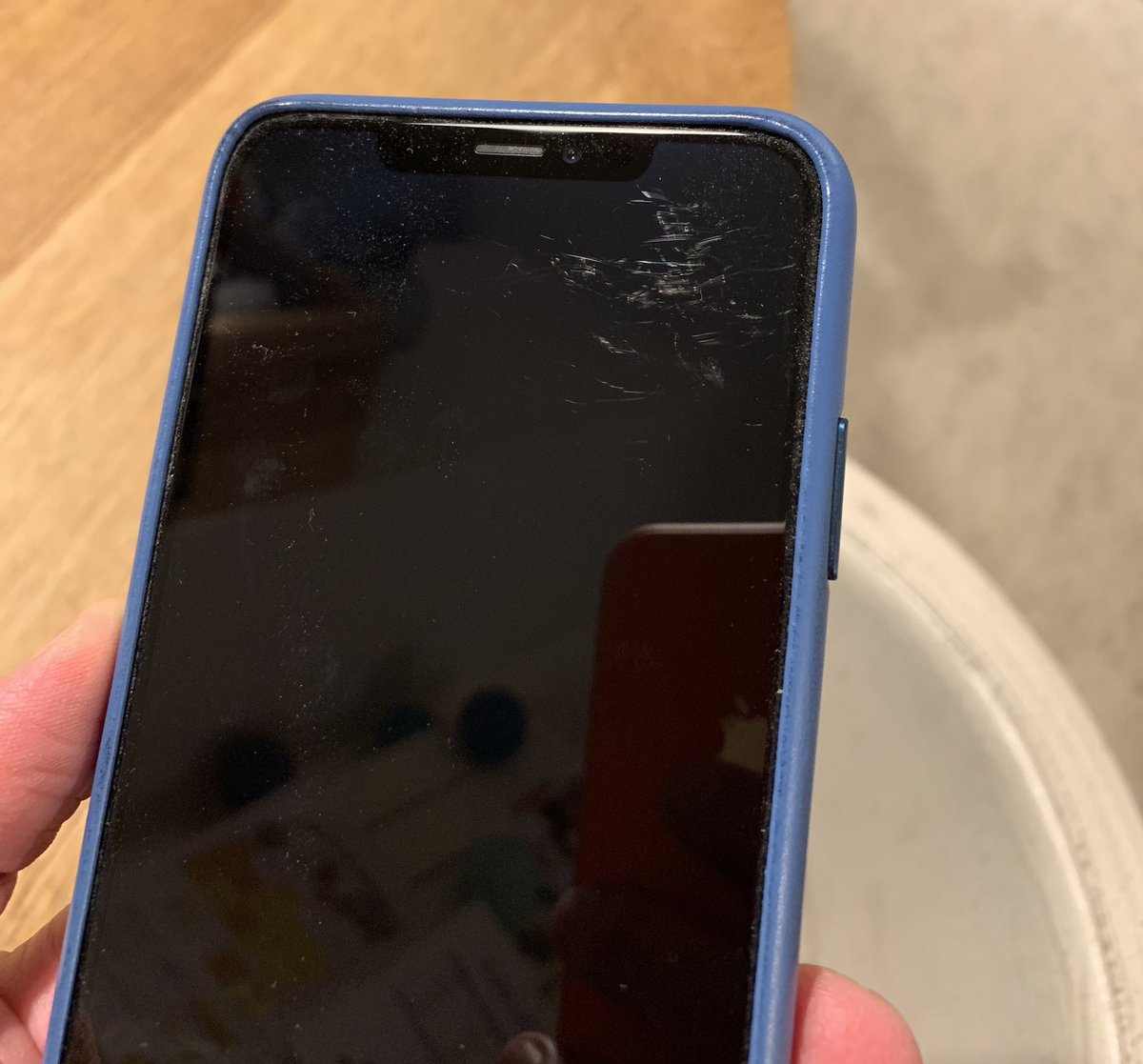 jcfrick's tweet image. Hatte bisher nie Probleme mit kleinen Kratzern in Smartphone Displays aber mein fünf Wochen altes #iPhoneXS Max sieht schon übel aus - nix geändert meistens in Hosentasche dabei ?? #Kratzer #fail