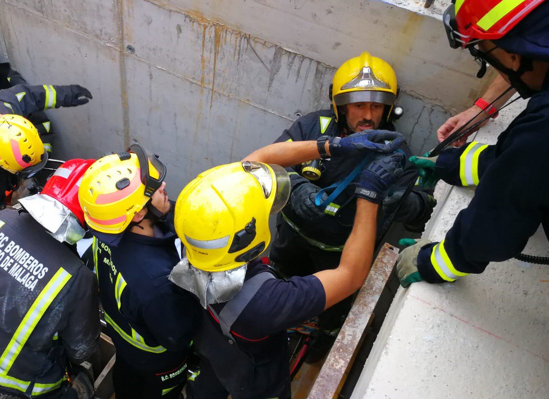 encierrobombmlg's tweet photo. #Bomberos del Parque Central de Martiricos de #Málaga rescatan a trabajador, tendido en planta sotano, que ha sufrido un pequeño desvanecimiento en la obra frente al parque 🚒, trasladándolo a la ambulancia del SAS.

🚒 #RCBMPorTi https://t.co/4d8KpQC69e
