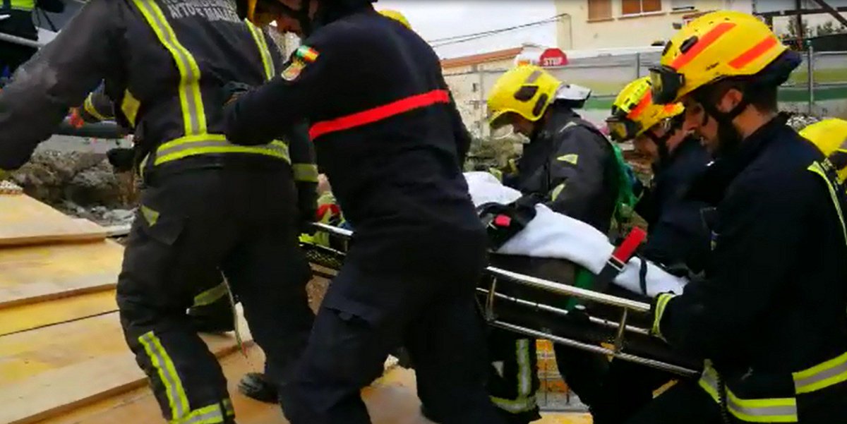 encierrobombmlg's tweet photo. #Bomberos del Parque Central de Martiricos de #Málaga rescatan a trabajador, tendido en planta sotano, que ha sufrido un pequeño desvanecimiento en la obra frente al parque 🚒, trasladándolo a la ambulancia del SAS.

🚒 #RCBMPorTi https://t.co/4d8KpQC69e