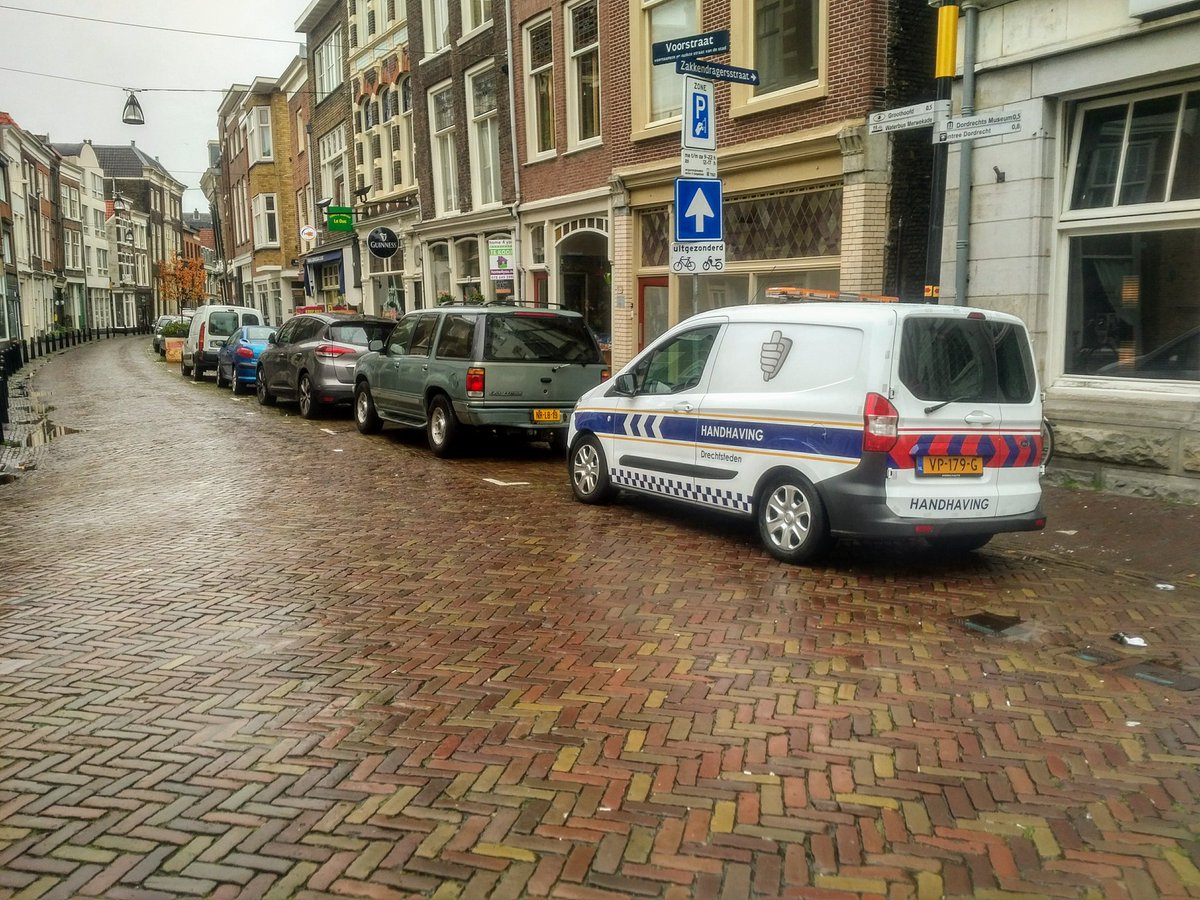 Prima hoor dat @HandhavingDordt imago wil verbeteren. Maar dan helpt op deze plek parkeren niet echt. En zeker niet als je minuutje later handhaver stoep Torenstraat op ziet fietsen. Dat zijn volgens jullie toch de grootste ergernissen van inwoners van #Dordrecht?