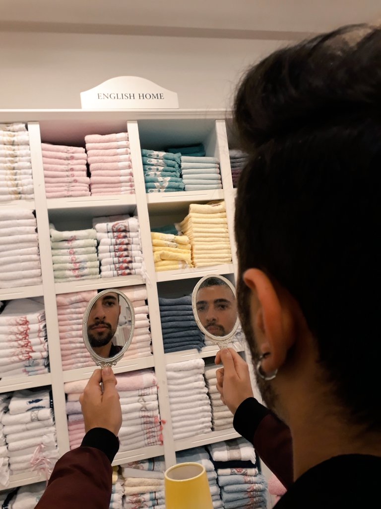 Aynada baktığım yüze küskünüm