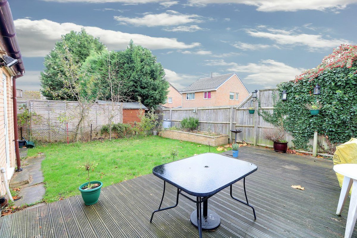 This rarely available ex show home, improved and extended by the owners, hasn't been available for over three decades and is brought to the market in wonderful condition, dual aspect lounge diner, reception/sun room accessing rear garden and ensuite flinklp.haart.co.uk/ForSaleV5/?pro…