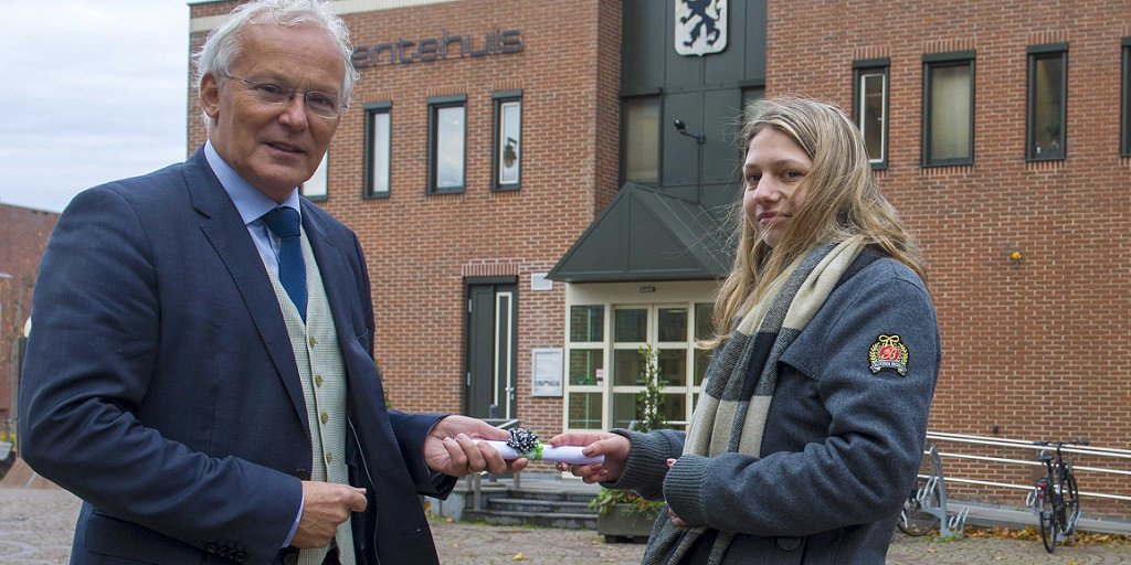 Waar kunnen wij nog stappen in #Noordwijk? De 17 jarige Vera Bouwmeester overhandigde maandag 12 november 2018 aan burgemeester Jan Rijpstra een petitie. samen met haar en haar mede-indieners zoekt hij graag naar een oplossing.