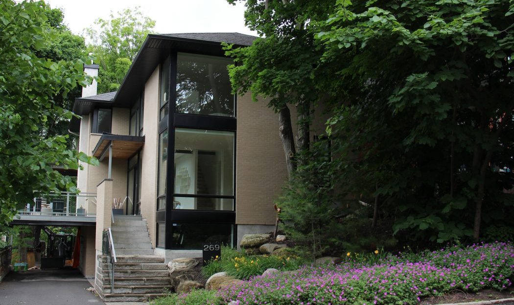 Ready for this weekend’s Homes for the Holidays tour? Check out 8 beautiful homes, like this Westboro Beach contemporary decorated by <a href="/FlowersTalkOT/">Flowers Talk Tivoli</a>, all to support @HospiceCareOtt. Details: bit.ly/2yqpDC8 #Ottawa #homedecor