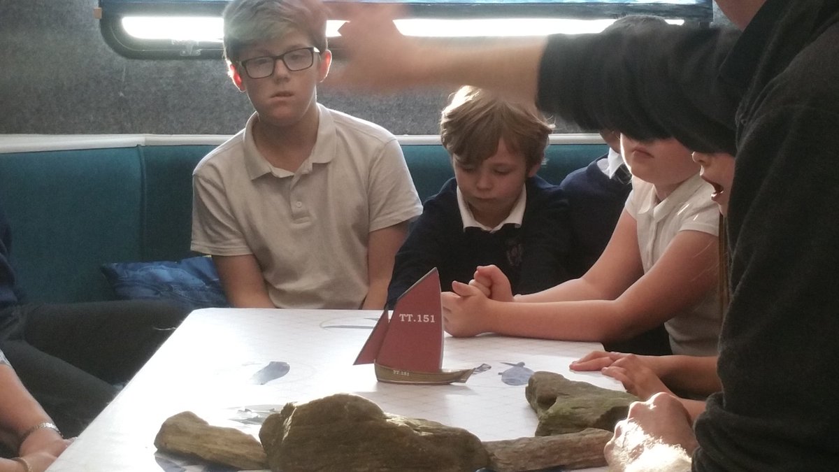 jdefresnes's tweet image. Fantastic afternoon with the children of Fisherton Primary #castingthenet  Children speaking with Dunure ring-net skipper Bob McCutcheon and tgen workshops on the bus with Richard Weymss