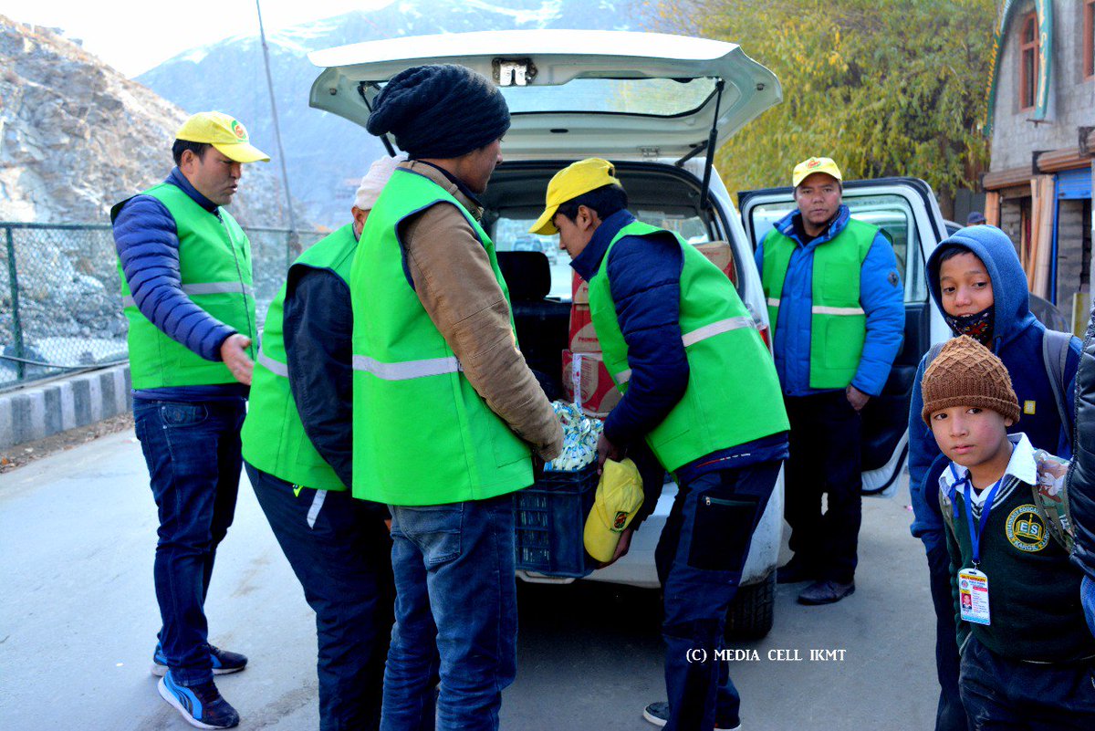 Basij_Kargil's tweet photo. Basij E Imam commenced the operation zojila stranded passengers successful and thankful to all stakeholders #charity https://t.co/cLRSNCYNvp