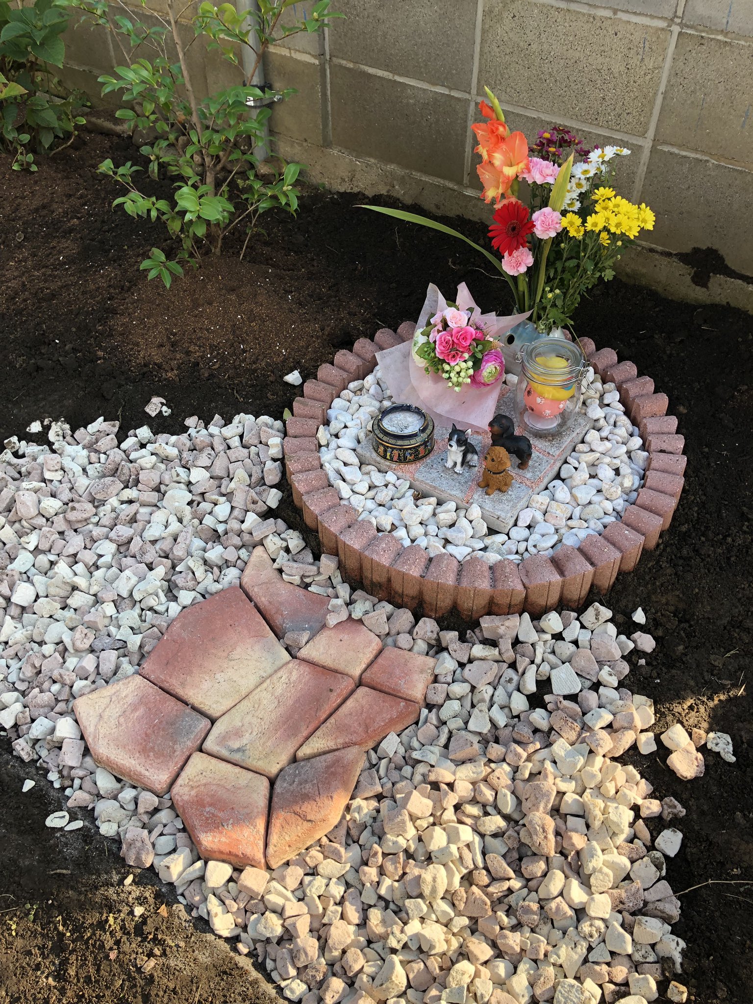 Kikushima Makoto 愛犬のお墓が もう少しで完成します ４９日も過ぎて自宅のお庭に埋葬しました 後は 墓石 を設置するのみ 記念樹は ピンクのサザンカ 花言葉は 永遠の愛 です ペットロスから立ち直れそうもない T Co N0xvxu0hqf