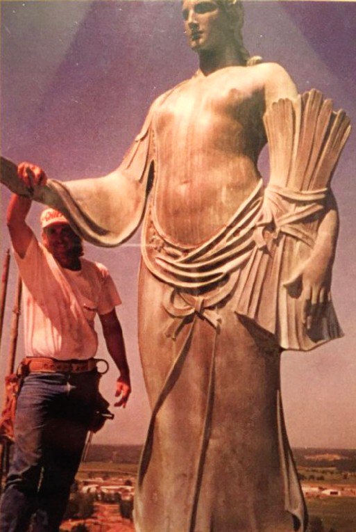 Ceres_MO's tweet image. Meet one of my biggest fans - Mike Farris! He posed with me when I had some work done in 1995 &amp;amp; has returned in 2018 to help prep me for my next makeover! We've both changed a bit, but I'm so thrilled to see him :) #CeresMO