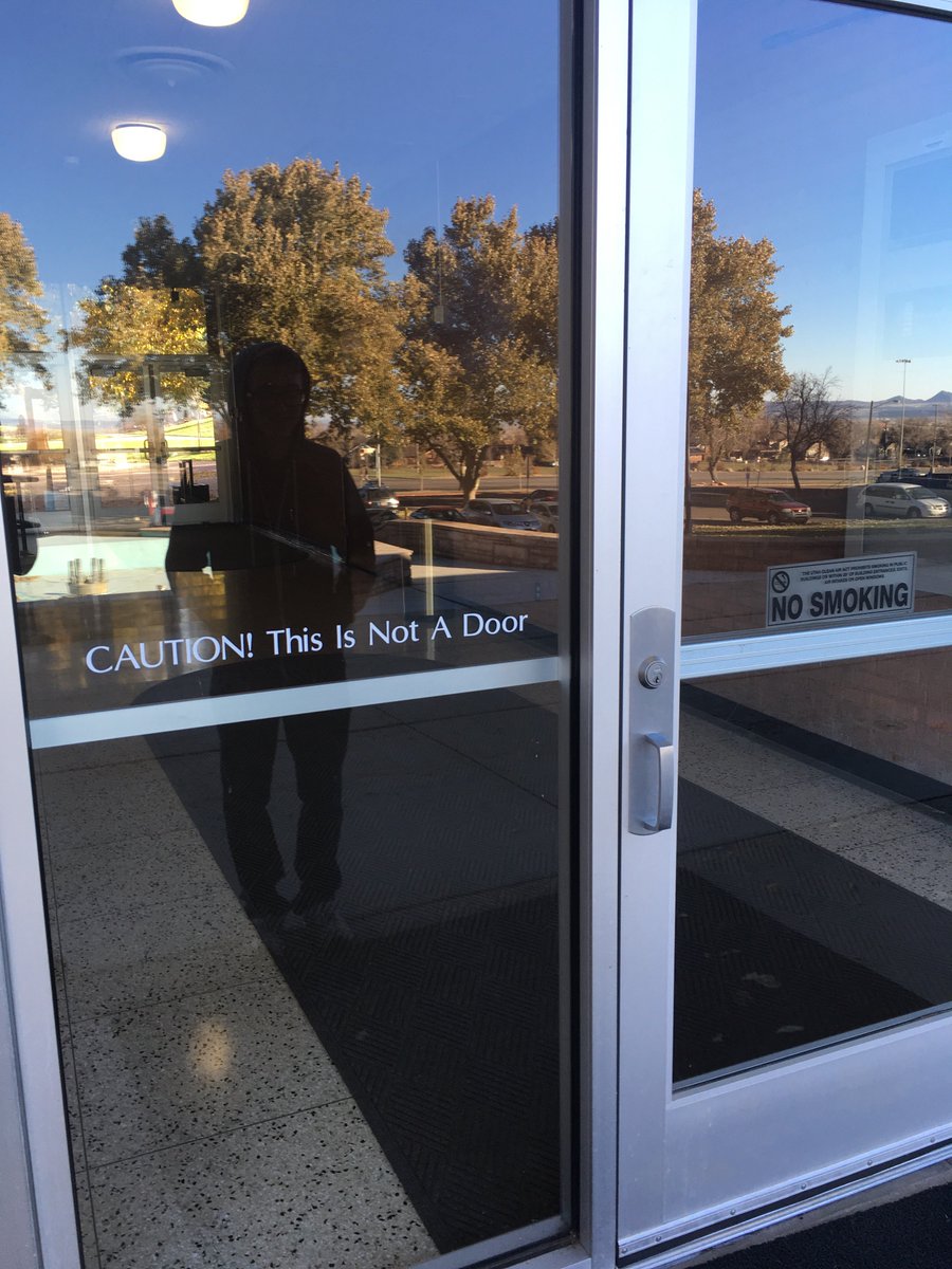 borenmt's tweet photo. Ce n'est pas une porte... #uxfail #designofeverydaythings https://t.co/ZIjj7uSxCt