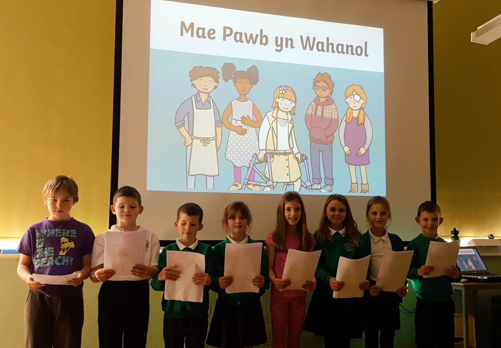 cwmgwyddon's tweet photo. Gwasanaeth Cyngor Ysgol a Dwds Digidol yn lansio wythnos Cyfeillgarwch 2018 ~ School Council and Digital Dudes launch #AntiBullyingWeek 2018. #maepawbynwahanol #werealldifferent ! https://t.co/Gi9LoBE3i2
