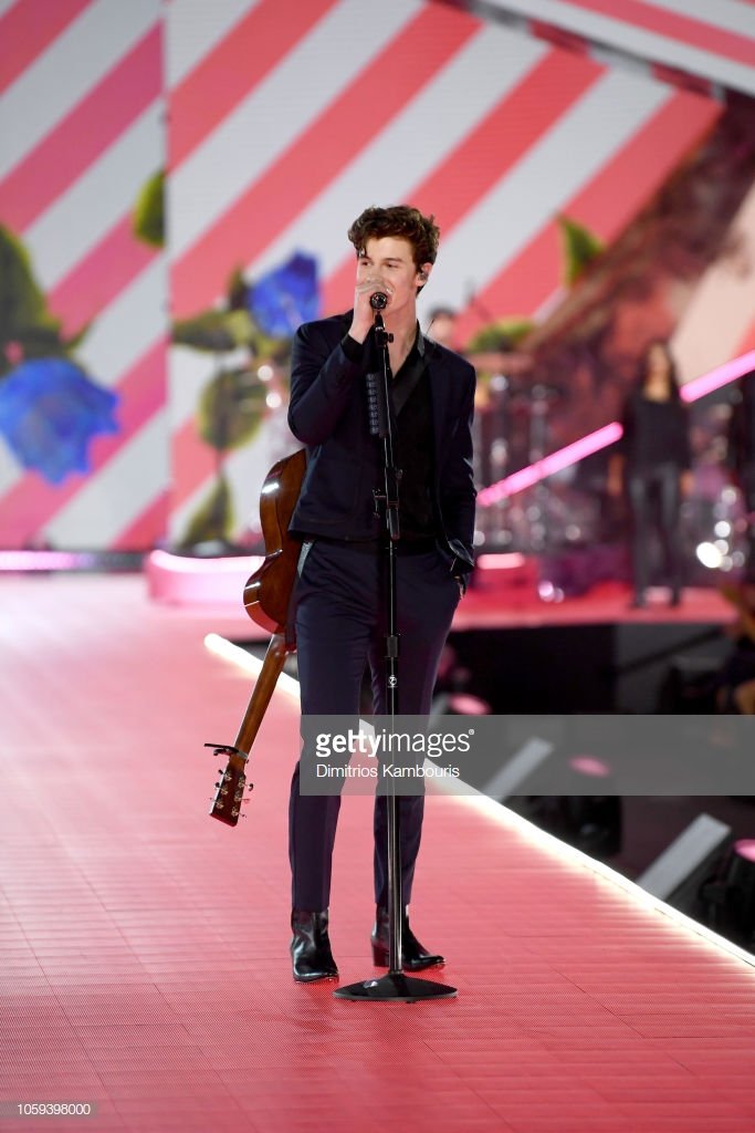 Perfectlylost2's tweet photo. @ShawnMendes performing at @VictoriasSecret 's fashion show😍These pics😍 https://t.co/otdz2Y5aXG