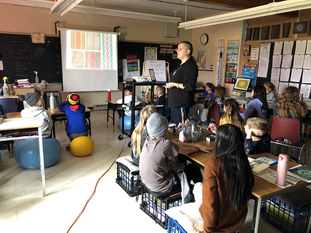 's tweet image. Talking about #Métis sash, how historically the colours &amp;amp; patterns would indicate who you worked for, or your family @NBertinArt @ugdsb @KHPS23 #FNMIed