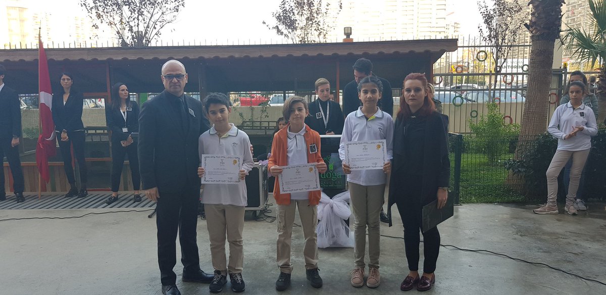 10 Kasım şiir yarışmasında dereceye giren öğrencilerimiz sertifikalarını aldılar. 
1.Deniz Yusuf Barış
2.Çınar Doğan Tutmaç
3.Gökçe Şengülen
Öğrencilerimizi tebrik ediyoruz. #siir #10Kasim #yarisma #Atatürk <a href="/KvancBarlas/">Kıvanç Barlas 🇹🇷</a> <a href="/meltemturker_/">Meltem Deniz</a> <a href="/GulbinBeyaz/">Gülbin Beyaz Kaldan</a> <a href="/coskunfrt13/">Coşkun Fırat</a> <a href="/YildirimHurihan/">Hurihan Yıldırım KURTARAN</a>