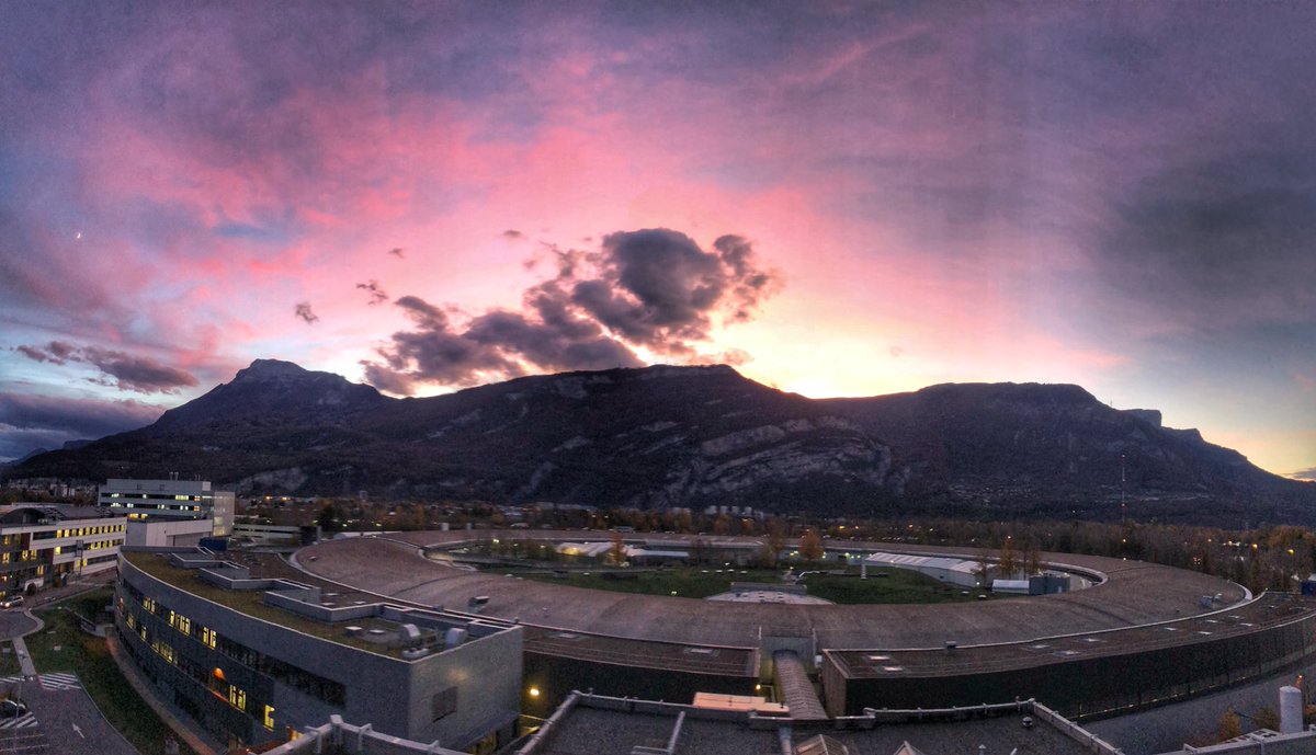 esrfsynchrotron's tweet image. Amazing sky tonight over @esrfsynchrotron #Grenoble #Sciencewithaview
