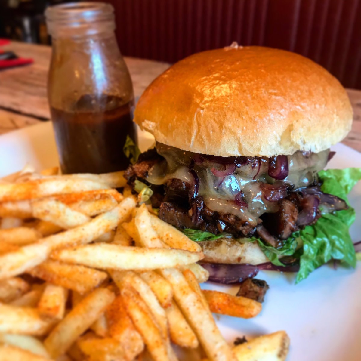 This weeks special! Double pattie, topped with our signature beef brisket, caramelised red onion, Monterey jack cheese, bbq sauce and a side of beef dripping 😍 #stockyard #stocktonheath #weeklyspecial #smokedbrisket