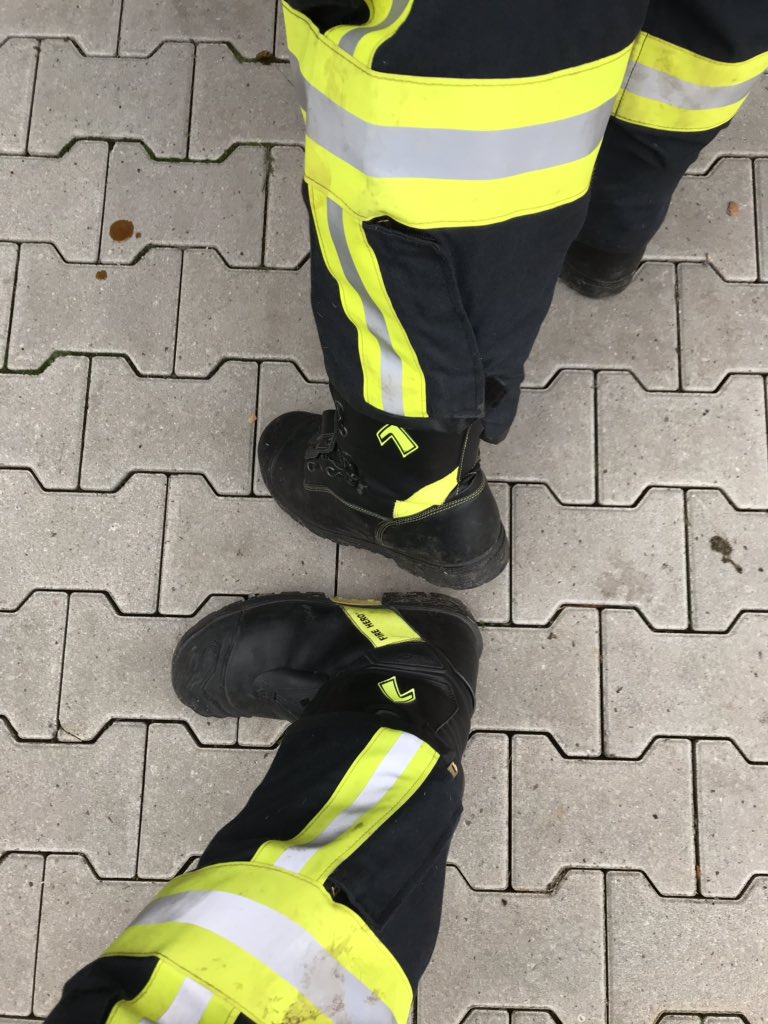 Thorben_Muetzel's tweet photo. Die schönsten Schuhe kommen von HAIX 
#Haix #Feuerwehr #firefighter #Atemschutz #Atemschutzgeräteträger #Ehrenamt #Kamerad https://t.co/hKBKslzd6A