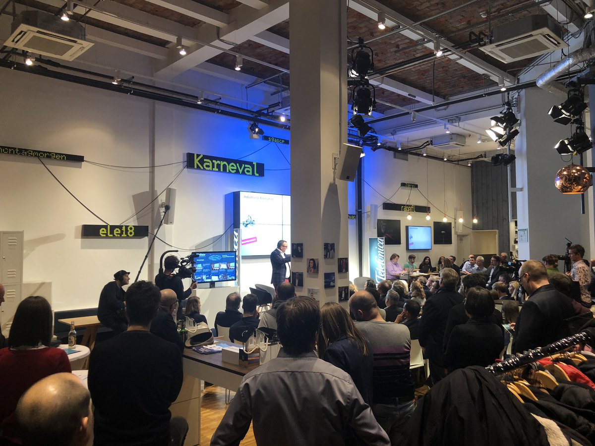 StefanGelbhaar's tweet image. Hallo #datanight @ #basecamp - gleich aufm Podium zur Macht der Algorithmen :)