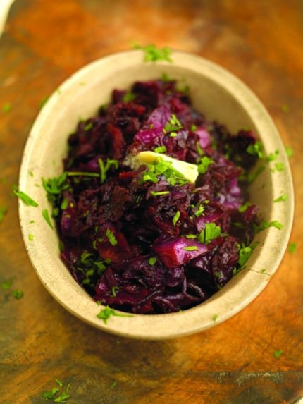 A classic and seasonal way to serve red cabbage and use a British Bramley apple jamieoliver.com/recipes/vegeta…