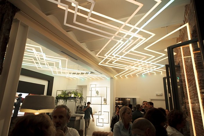 10Decoracion's tweet photo. Hilando la luz... 💡💡💡@lightandstudio presentó tres proyectos lumínicos que "hilan" con luz, la tradición, la innovación y el diseño.
Diseñados por @Noviembrestudio  y comisariado y organizado por #WelcomeRoom @_enves_ ▶️https://t.co/ccRNNvPcn8  #lightingdesign https://t.co/oWGsp5UVNO