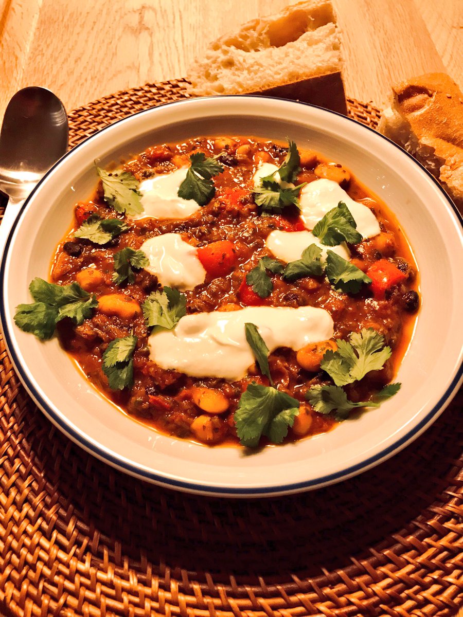 Meat-Free-Monday! Heartwarming veggie chili 🌶 
#quickandeasyfood #15minutemeals @jamieoliver