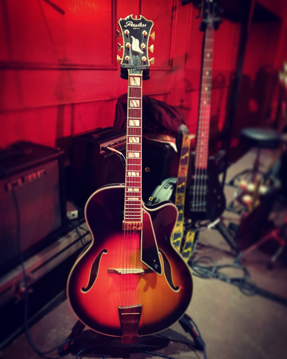 jazzdrawings's tweet photo. Brilliant gig last night with the @DearneBigBand and #singers
The Monarch sounding amazing as always.
#peerlessguitars #peerlessmonarch #jazzguitar #jazzguitarist #archtop #bigband #swing #swingband #jazz #jazzmusic #Yorkshireis #barnsleyisbrill https://t.co/iRFCZsJkxn