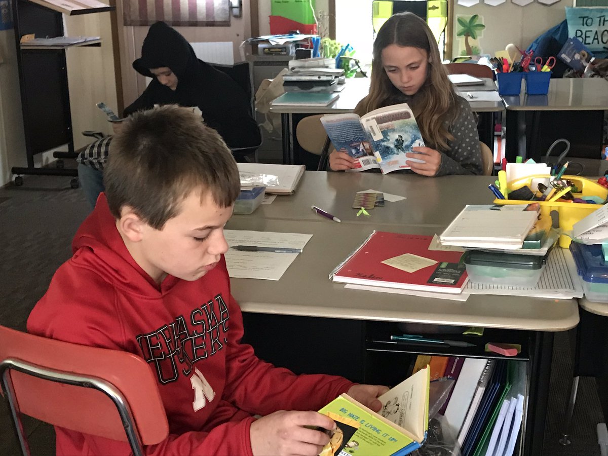 Kelly_Smith_MPS's tweet photo. @Kelly_Smith_MPS Wondering what to do on a frigid, cold Nebraska day? Read by the virtual campfire! Temperature is 27 degrees! Feels like 15 degrees! #supercold #needablanket https://t.co/z98Ssbalfu