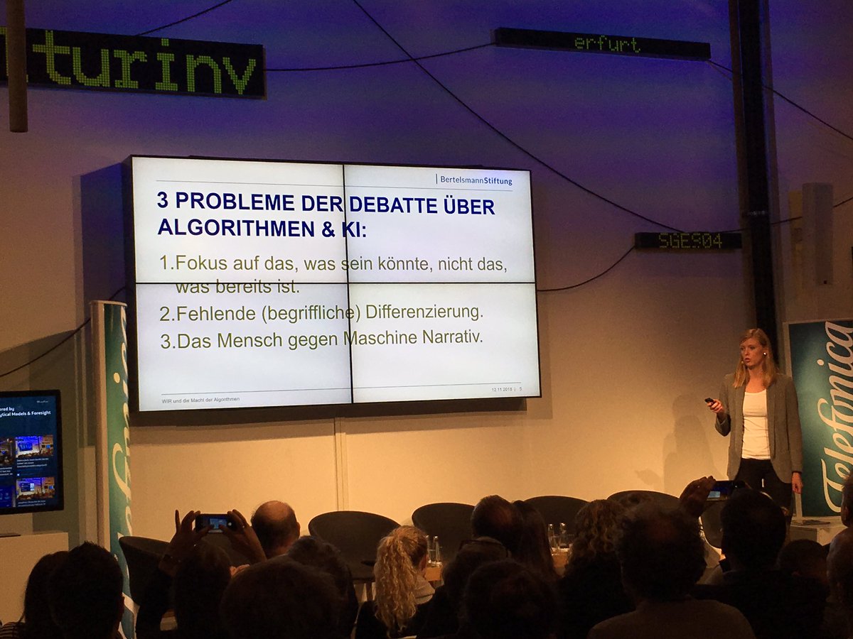 telefonica_de's tweet image. Probleme bei der Debatte um #Ai: Angst hilft uns nicht. Wir sollten ansehen, was wir nicht können als Menschen. Dann werden die Chancen sichtbar, so @CarlaHustedt bei den #DataNight