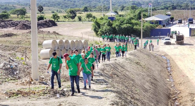 Desde #RepublicaDominicana el Ayuntamiento de Santiago encabezó una jornada de siembra de 15 mil plantas de caoba en las áreas de recuperación del Vertedero Rafey.