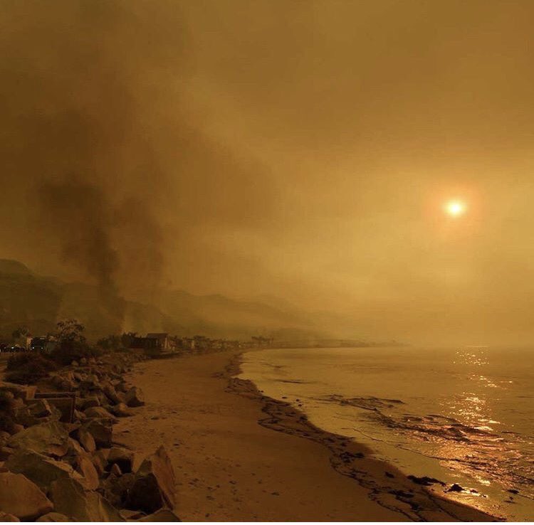 This is #Malibu coastline 😭😭❤️ I can’t stop crying #WoolseyFire #PrayforMalibu