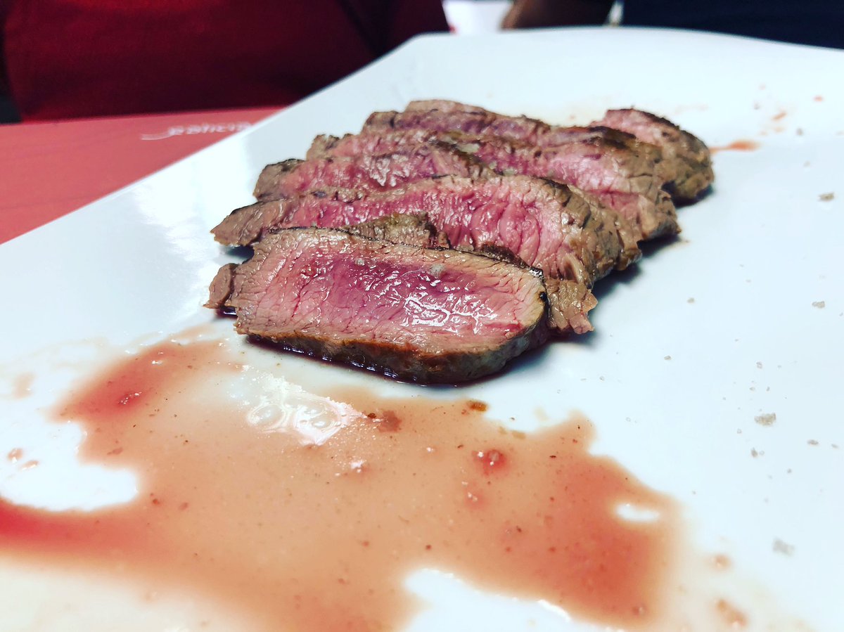 GaliciaGastro's tweet photo. Filete de culata de contra en la #MasterclassTG con #ChefTaky de @bokete_catering @gruponovecocina qué nos enseña los cortes alternativos de @TerneraGallega #carne #meal  #GaliciaGastro https://t.co/kCJP61Nzcd