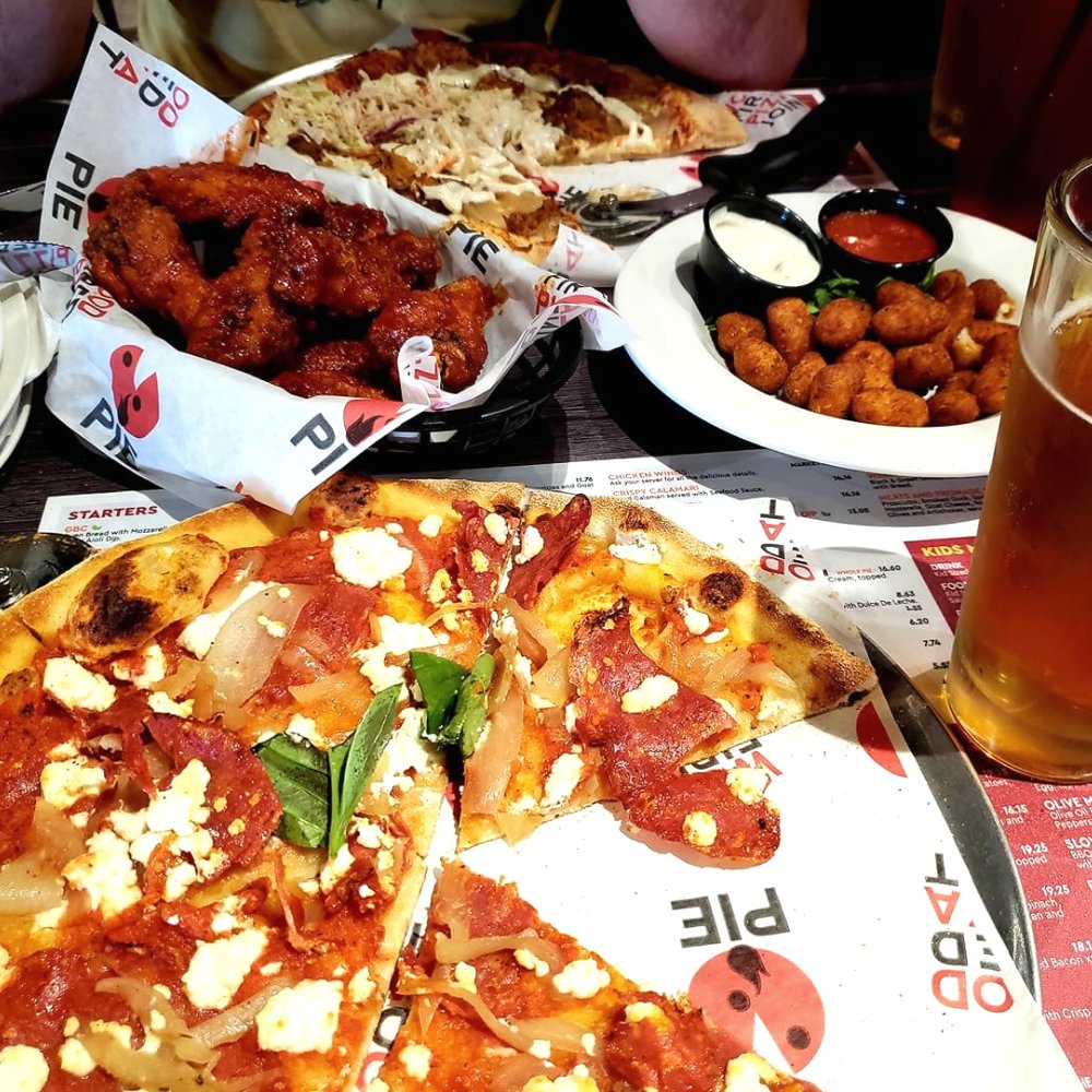 We love making pizzas that you DON'T have to share with your friends! 😍 Comment below if you share your PIE pizza or not! 🍕