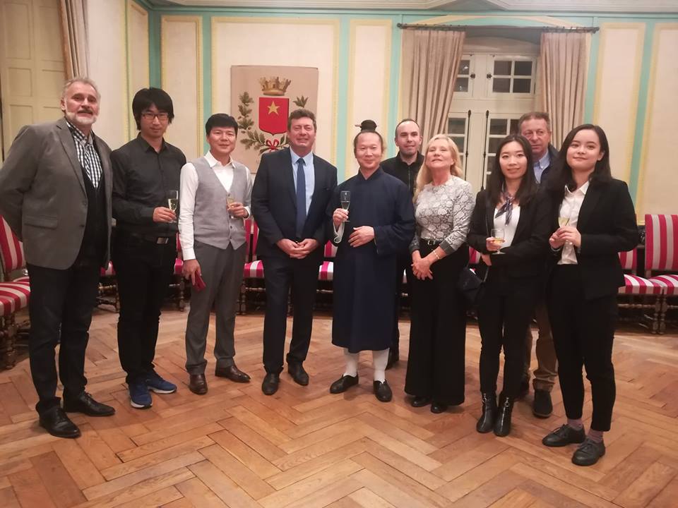 ERAC_Chine's tweet image. Cérémonie à la Mairie d'Aix les Bains en l'honneur de Maître YUAN Limin, Maître de Taïchi-Chuan et Qi Gong du Wudang, reçu par le Maire @RenaudBeretti, les membres d'ERAC et Yves Robert président de l'association "Hosukwan".